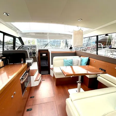 Sonnige Yacht Boot Ein Ferienhaus Auf Dem Wasser بوتيل