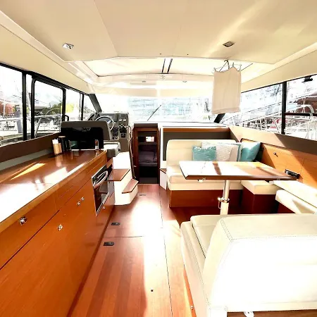 Sonnige Yacht Boot Ein Ferienhaus Auf Dem Wasser *